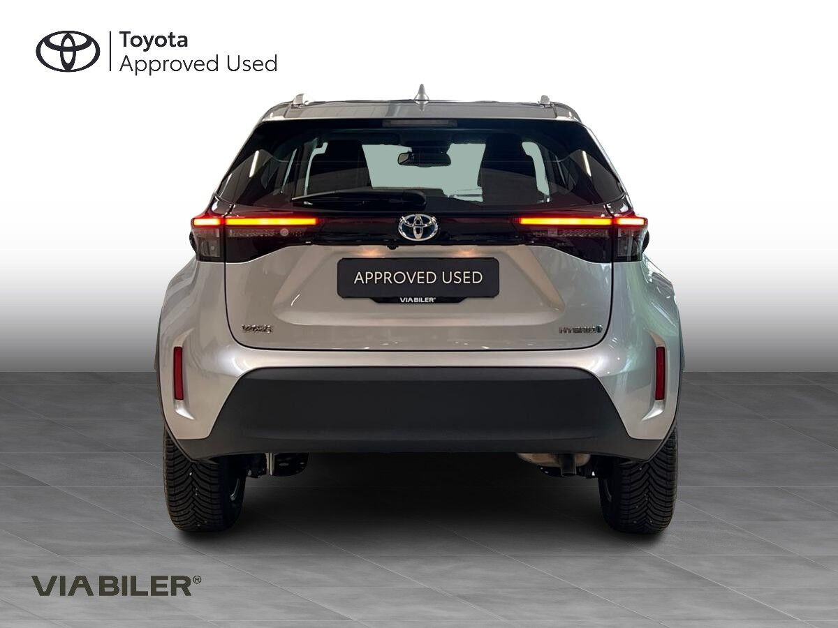 Sølv Toyota Yaris Cross fra 2023
