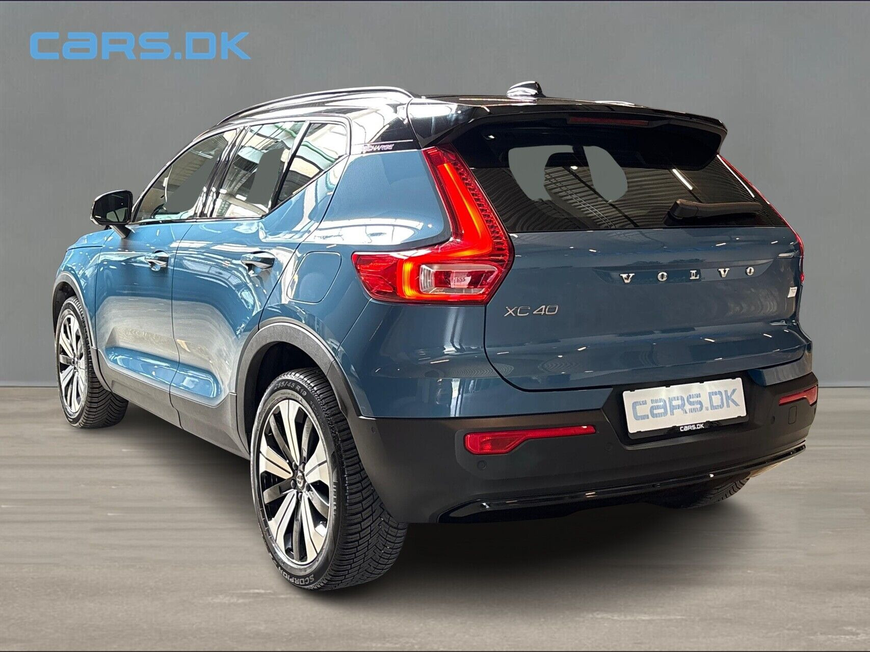 Blå Volvo XC40 fra 2023
