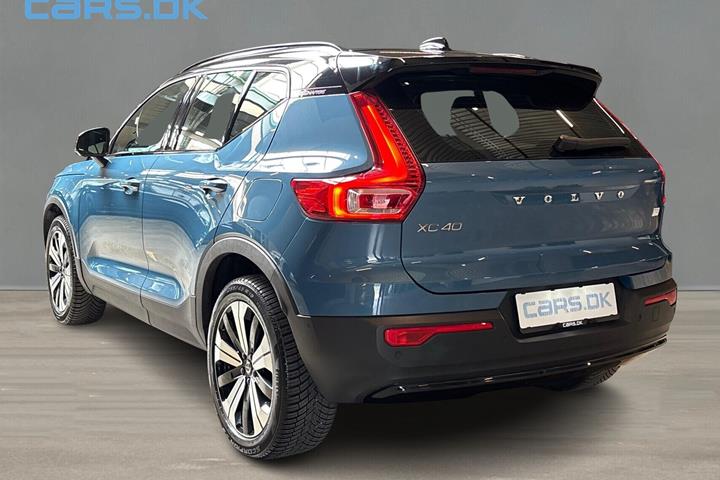 Blå Volvo XC40 fra 2023