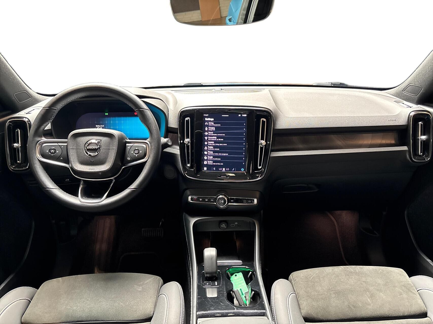 Blå Volvo XC40 fra 2023