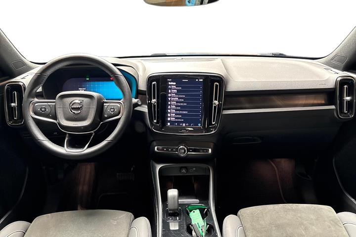 Blå Volvo XC40 fra 2023