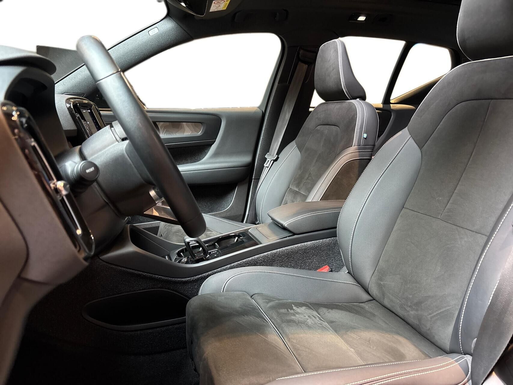 Blå Volvo XC40 fra 2023