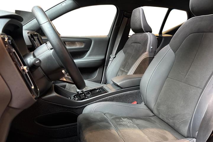 Blå Volvo XC40 fra 2023