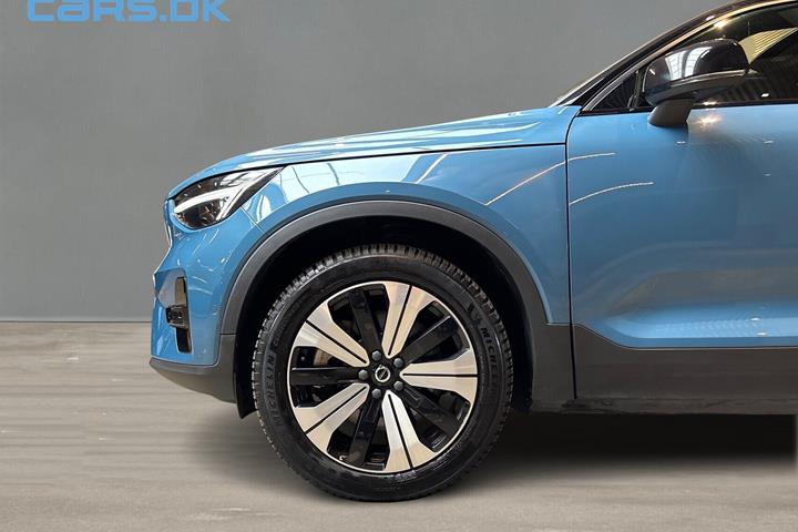 Blå Volvo XC40 fra 2023