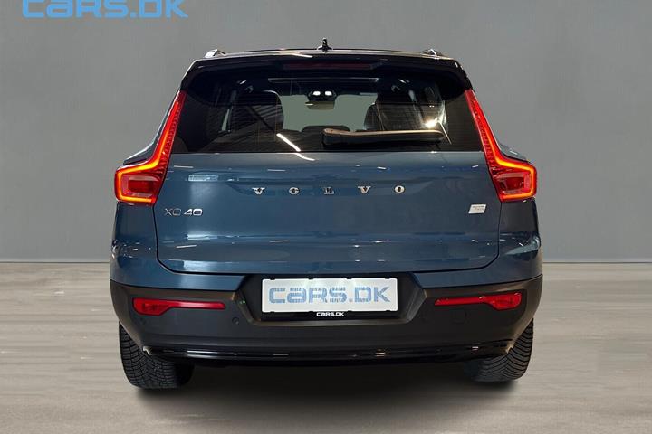 Blå Volvo XC40 fra 2023