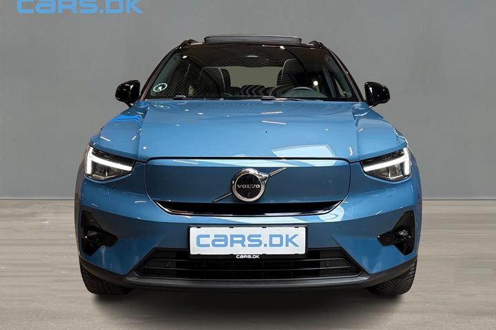 Blå Volvo XC40 fra 2023