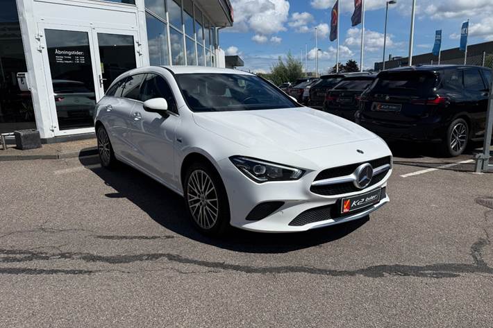 Hvid Mercedes CLA250 e fra 2021 set udefra