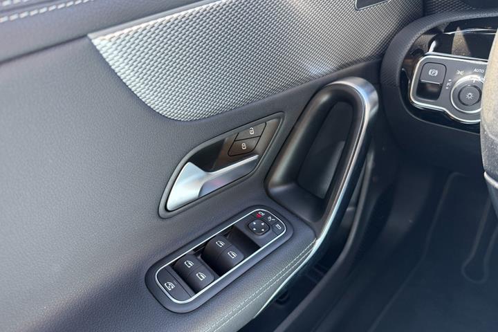 Hvid Mercedes CLA250 e fra 2021