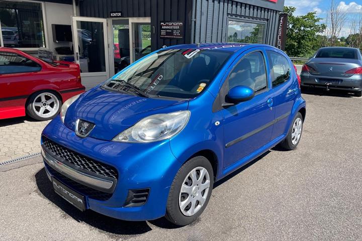 Blå Peugeot 107 fra 2011 set udefra