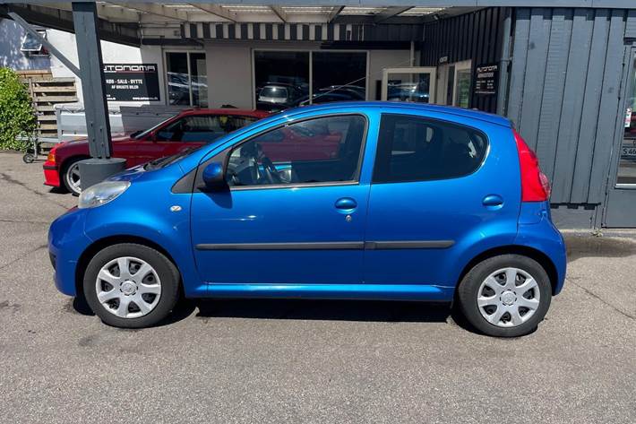 Blå Peugeot 107 fra 2011