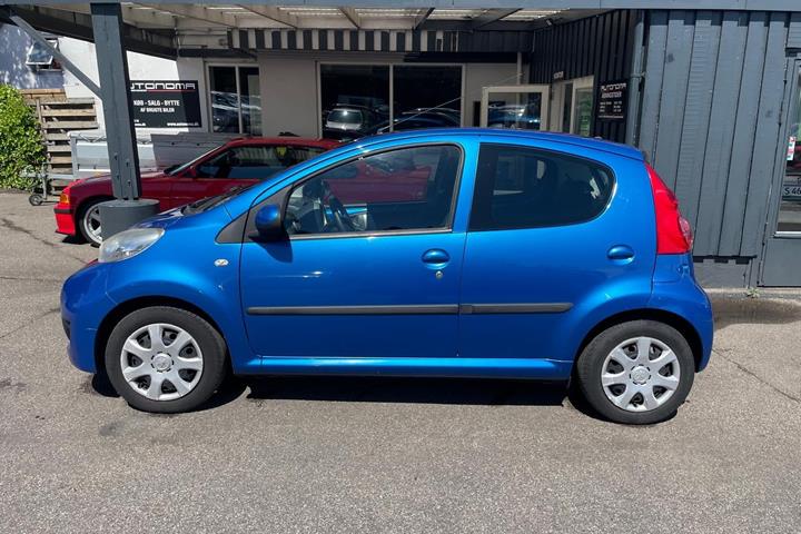 Blå Peugeot 107 fra 2011
