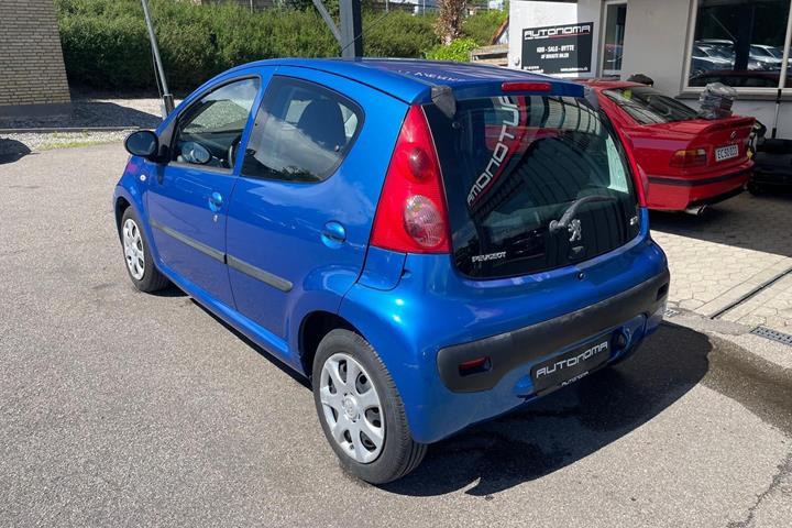 Blå Peugeot 107 fra 2011