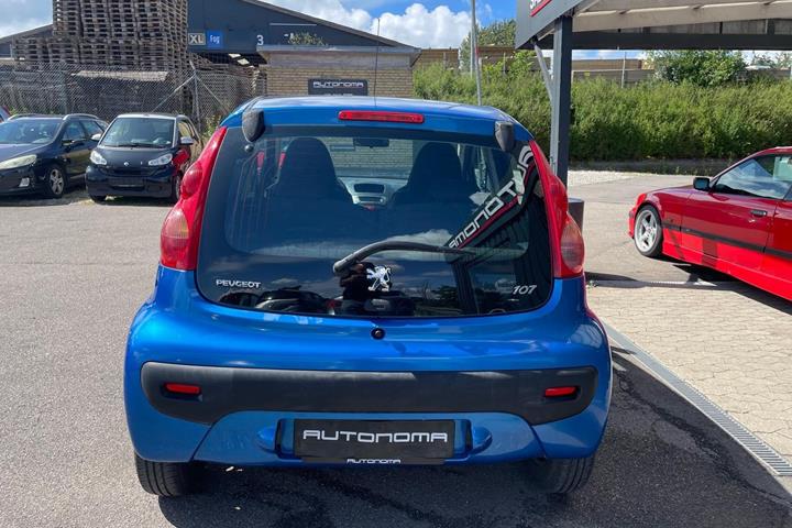 Blå Peugeot 107 fra 2011