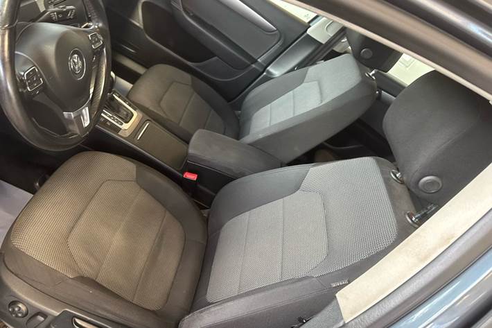 Grå VW Passat fra 2014