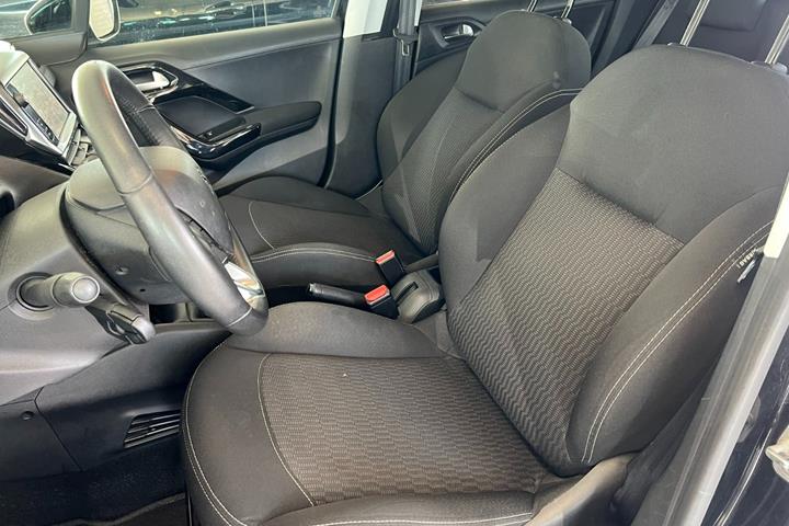 Sort Peugeot 208 fra 2019