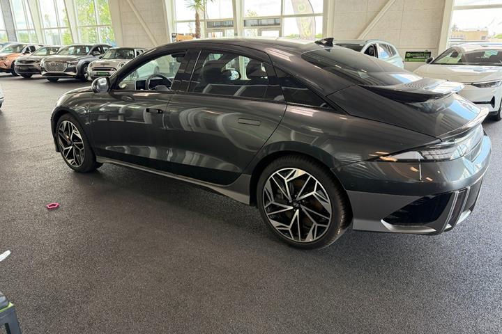 Grå Hyundai Ioniq 6 fra 2023