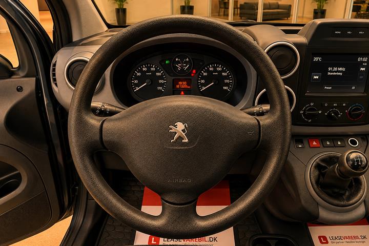Grå Peugeot Partner fra 2017