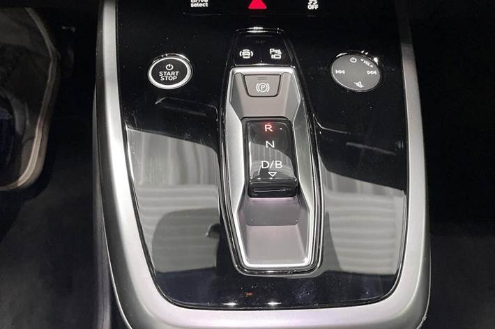 Grå Audi Q4 e-tron fra 2025