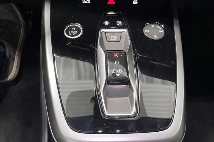 Grå Audi Q4 e-tron fra 2025