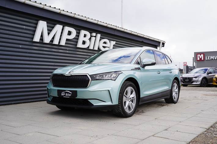 Turquoise Skoda Enyaq fra 2023 set udefra