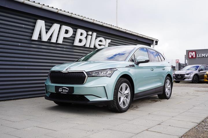 Turquoise Skoda Enyaq fra 2023 set udefra