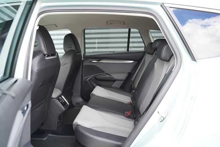 Turquoise Skoda Enyaq fra 2023