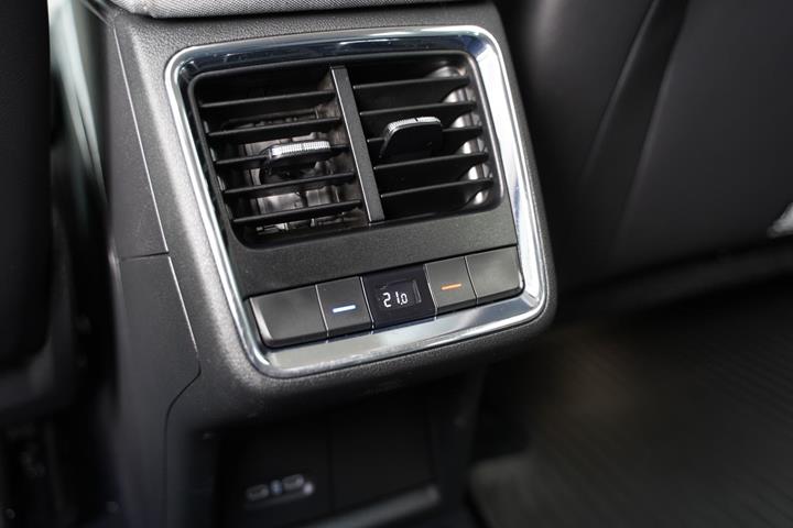Turquoise Skoda Enyaq fra 2023