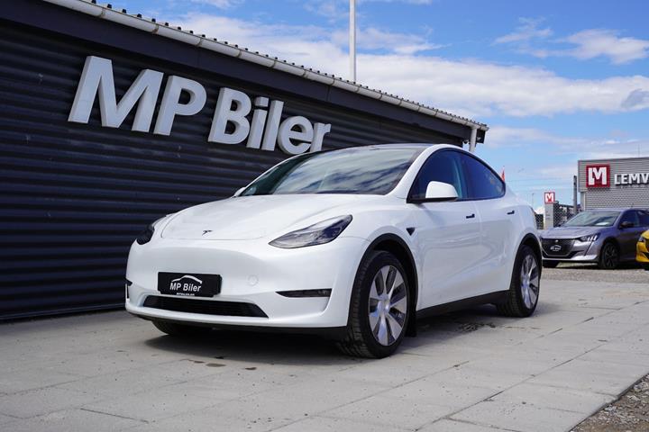 Hvid Tesla Model Y fra 2023 set udefra