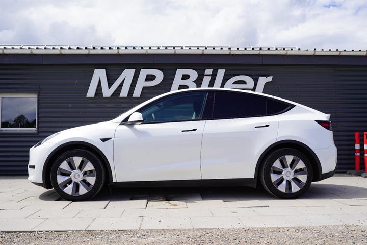 Hvid Tesla Model Y fra 2023