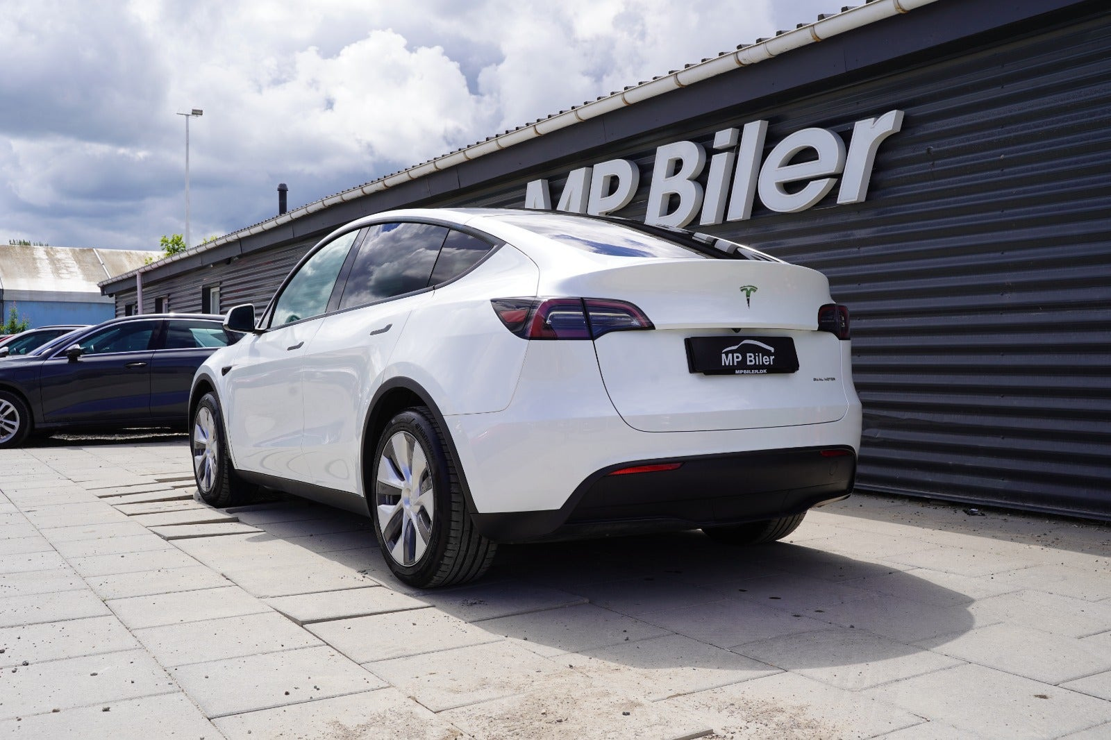 Hvid Tesla Model Y fra 2023
