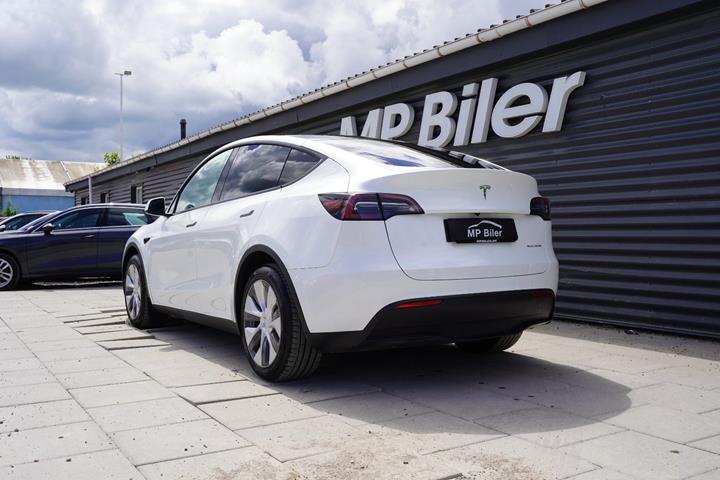Hvid Tesla Model Y fra 2023
