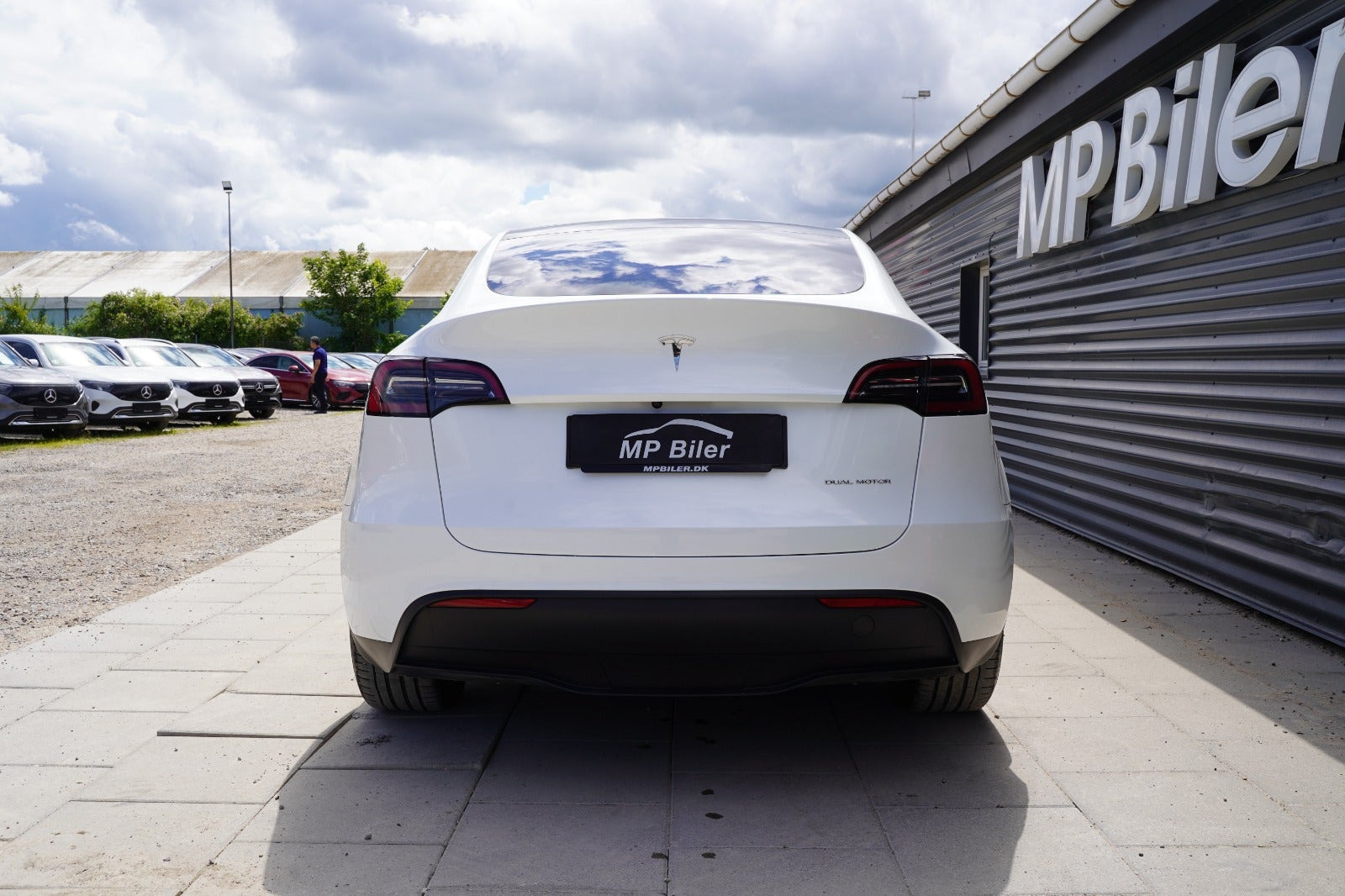 Hvid Tesla Model Y fra 2023