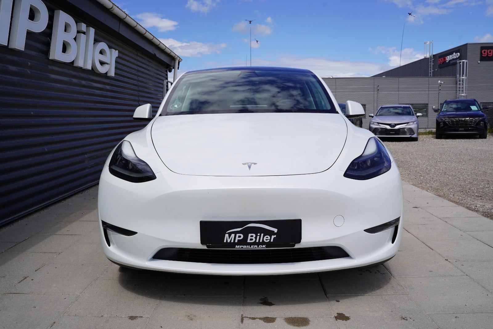 Hvid Tesla Model Y fra 2023