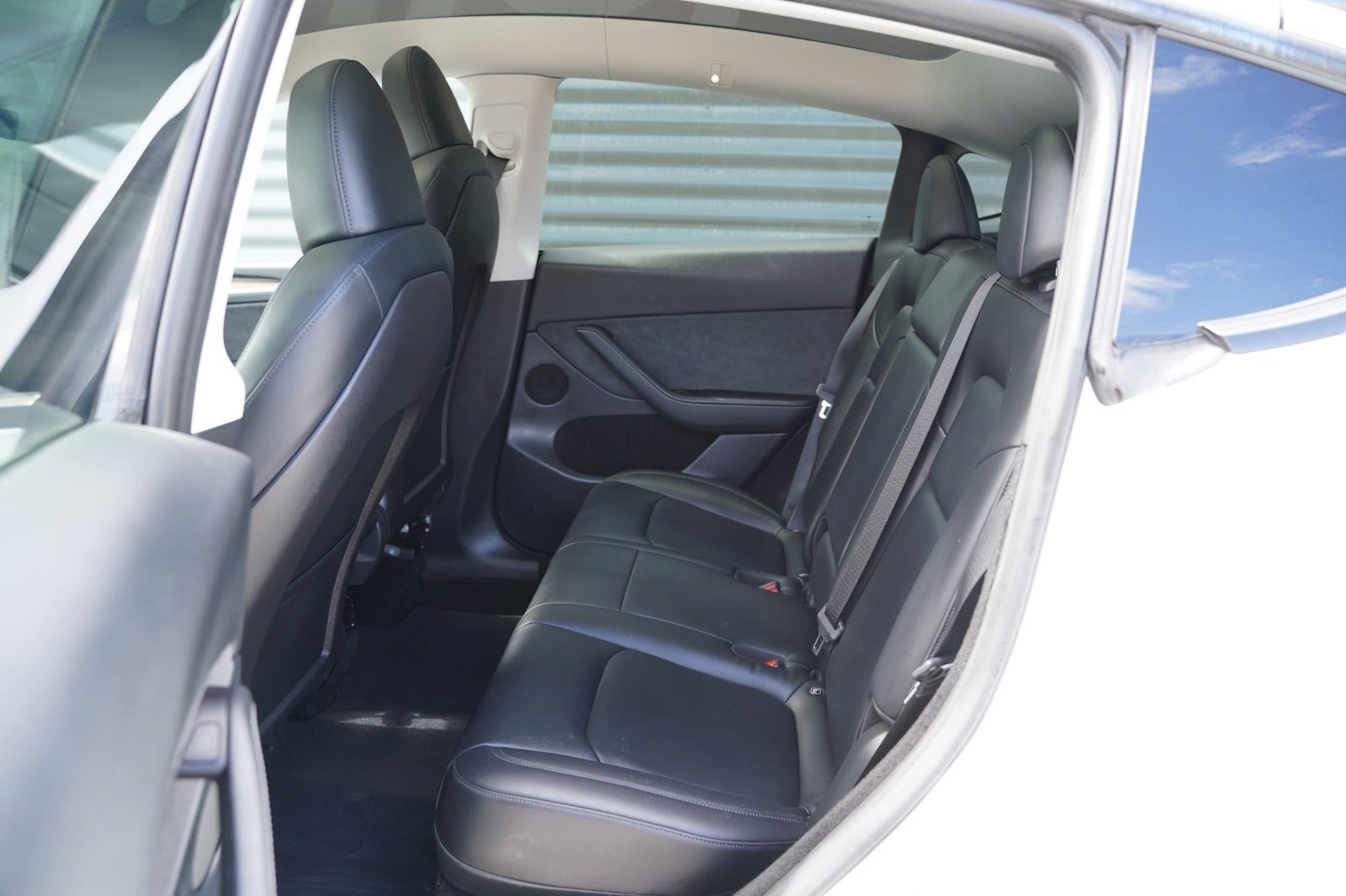Hvid Tesla Model Y fra 2023