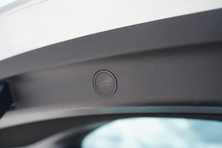 Hvid Tesla Model Y fra 2023