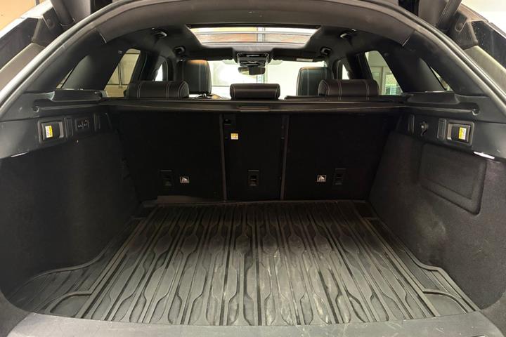 Sølv Land Rover Range Rover Velar fra 2018