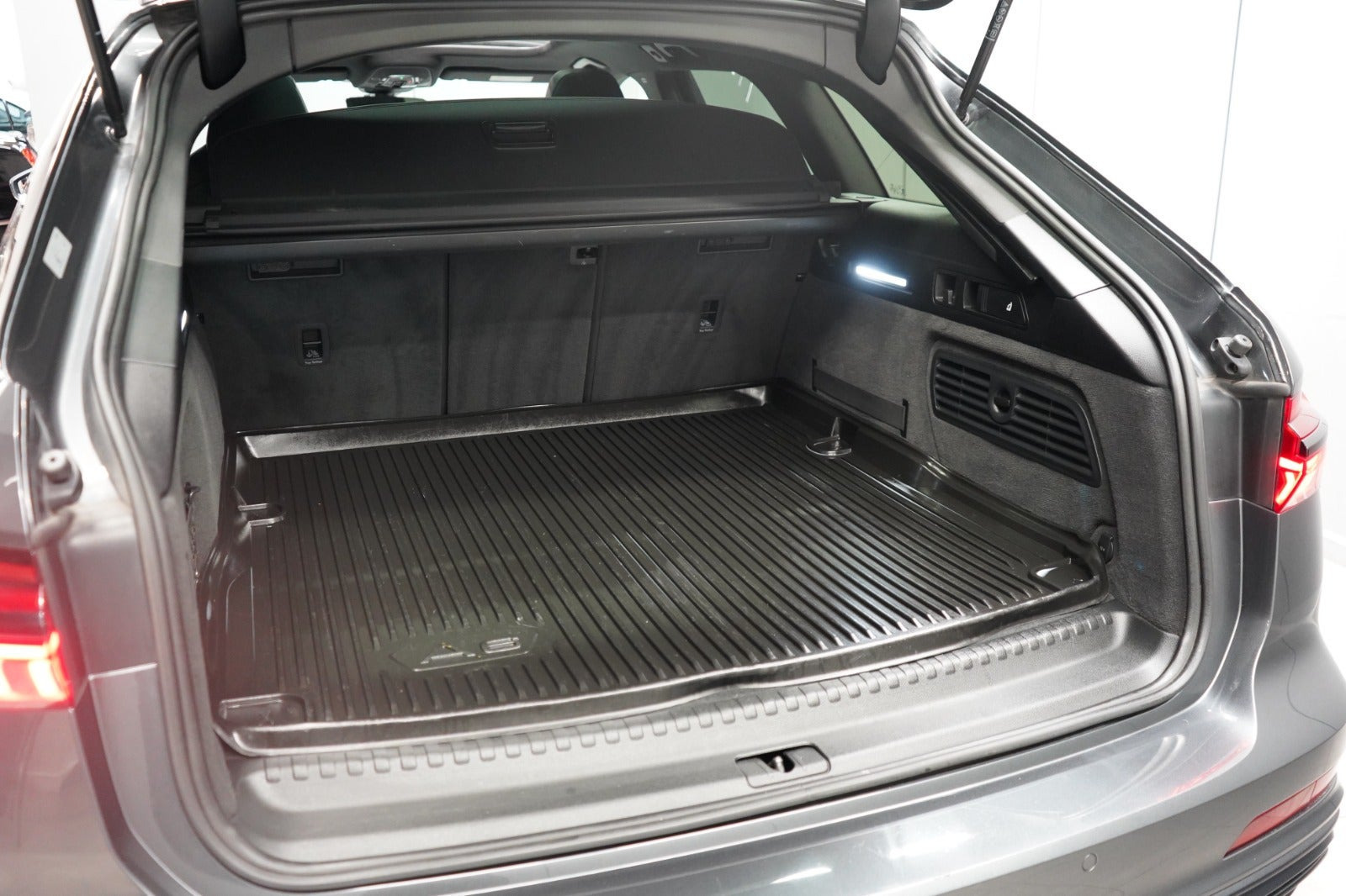 Grå Audi A6 fra 2023