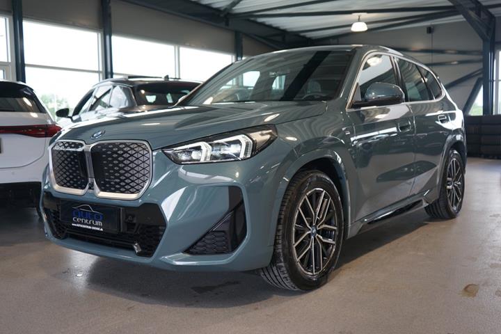 Grå BMW iX1 fra 2024 set udefra