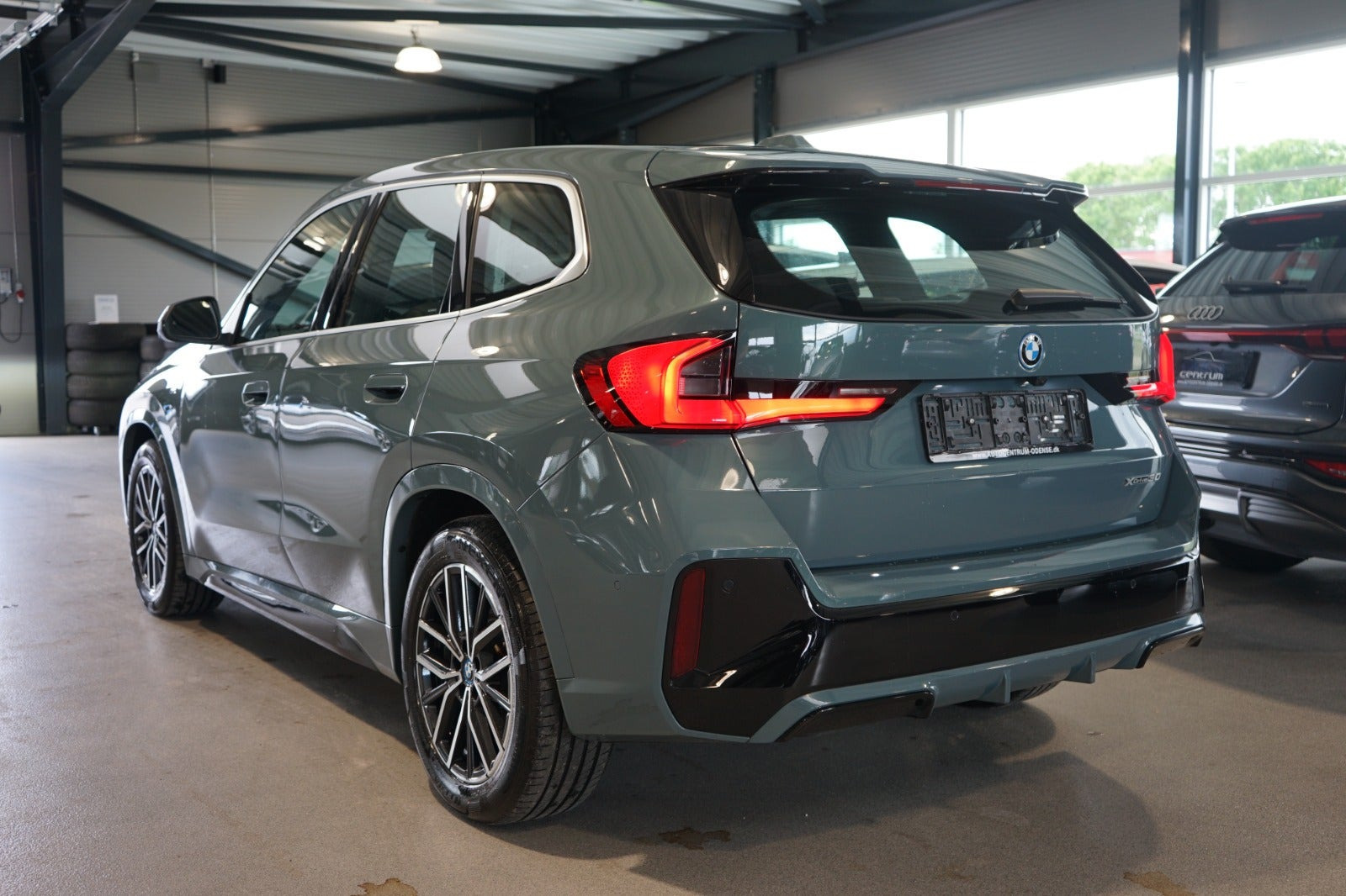 Grå BMW iX1 fra 2024