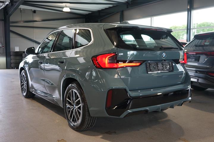 Grå BMW iX1 fra 2024