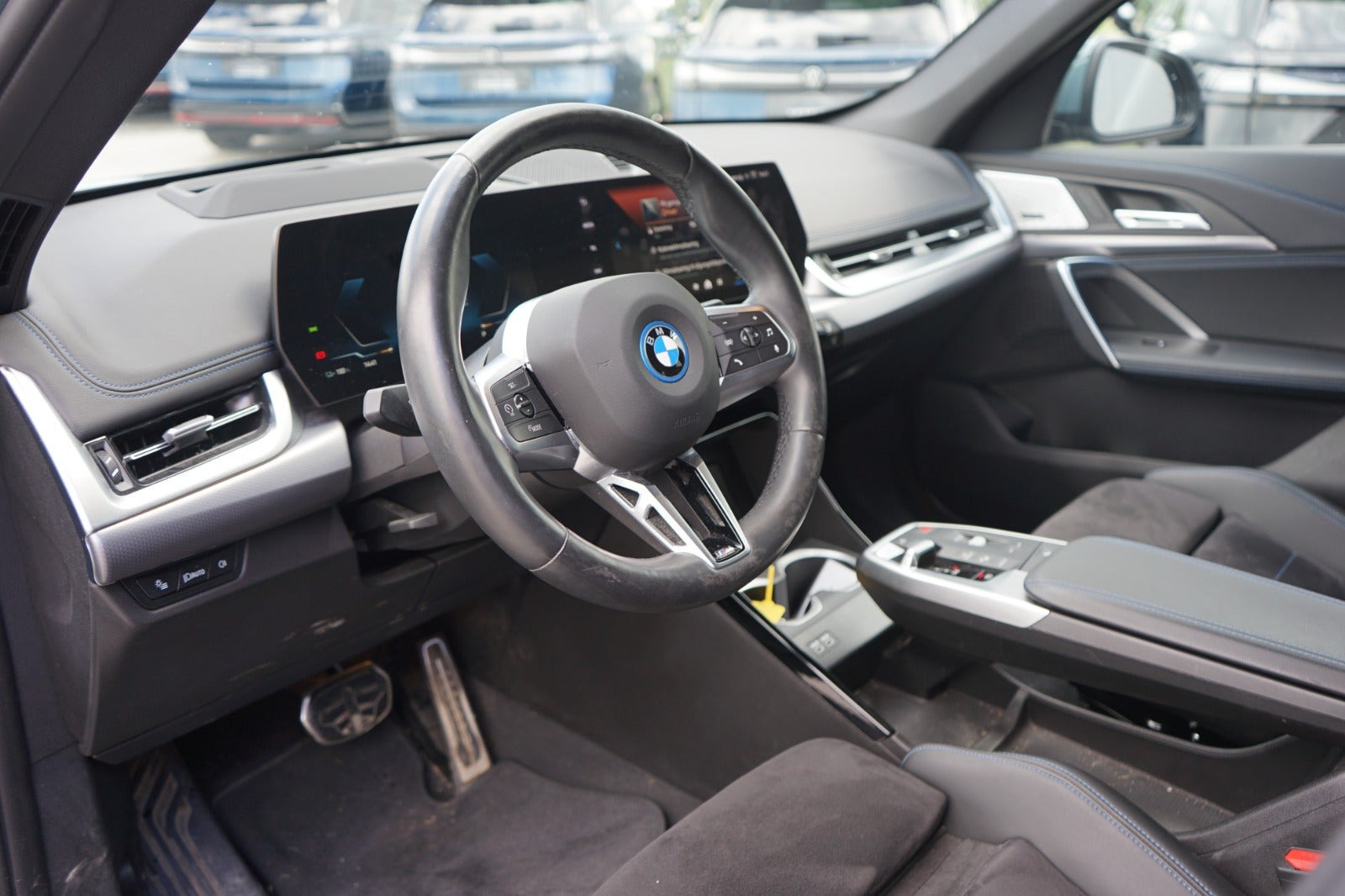 Grå BMW iX1 fra 2024