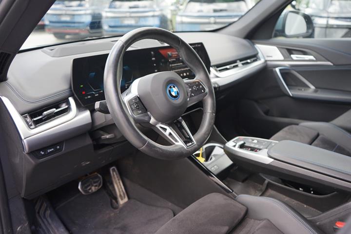 Grå BMW iX1 fra 2024