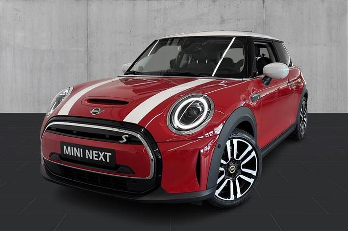 Rød Mini Cooper SE fra 2022 set udefra