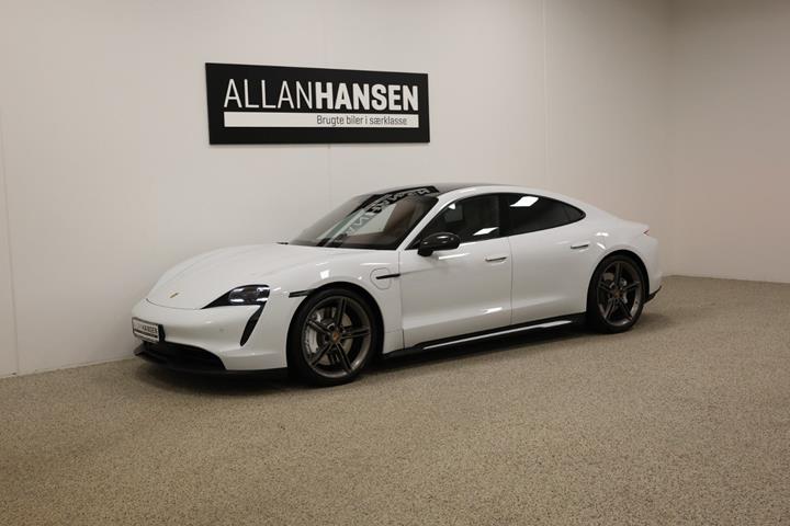 Hvid Porsche Taycan fra 2021 set udefra