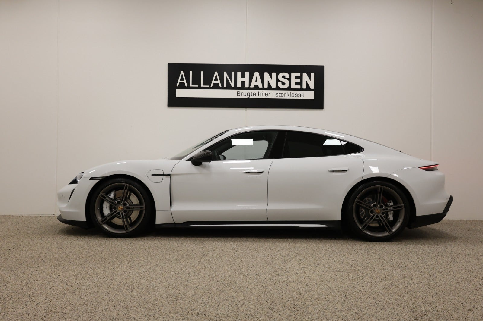 Hvid Porsche Taycan fra 2021