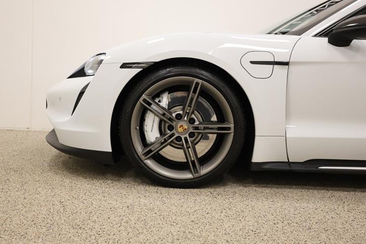Hvid Porsche Taycan fra 2021