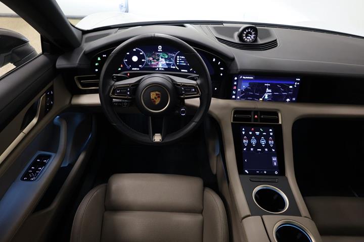 Hvid Porsche Taycan fra 2021