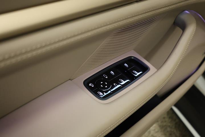 Hvid Porsche Taycan fra 2021