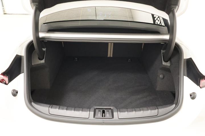 Hvid Porsche Taycan fra 2021
