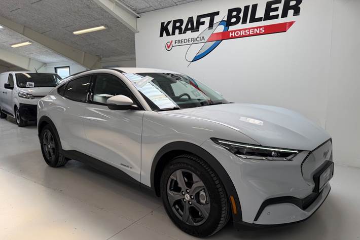 Hvid Ford Mustang Mach-E fra 2023 set udefra